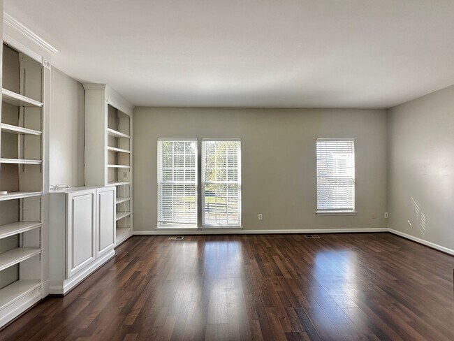 Building Photo - Beautiful 3 Bed 2.5 Bath Townhome Minutes from Cool Springs