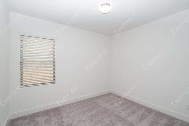 Building Photo - 2312 Ringstaff Rd