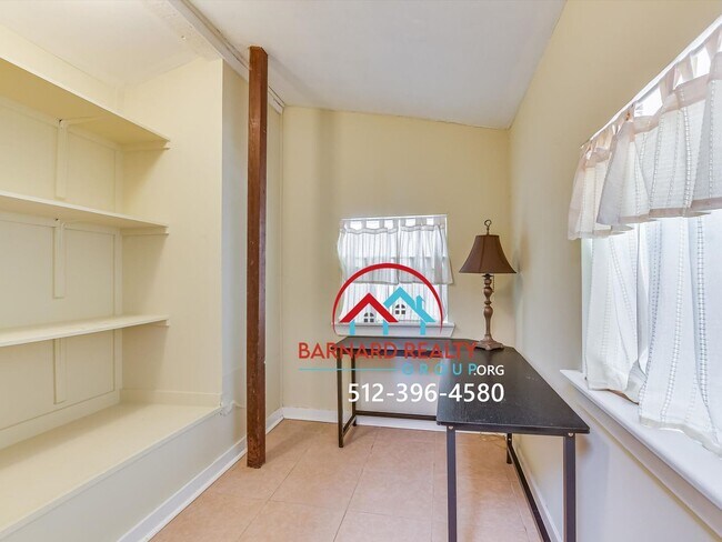 Building Photo - Available Now: 2 Bed/2 Bath in Historic Di...