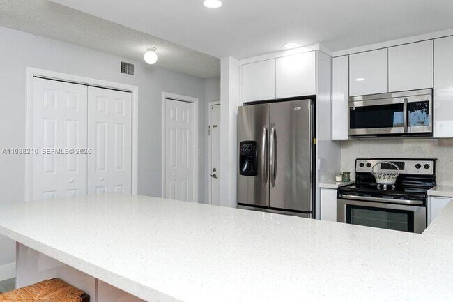 Building Photo - 6960 Miami Gardens Dr