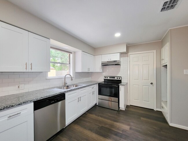 Building Photo - Welcome to your dream rental! This meticulously remodeled 3-bedroom, 2-bathroom home in the heart...