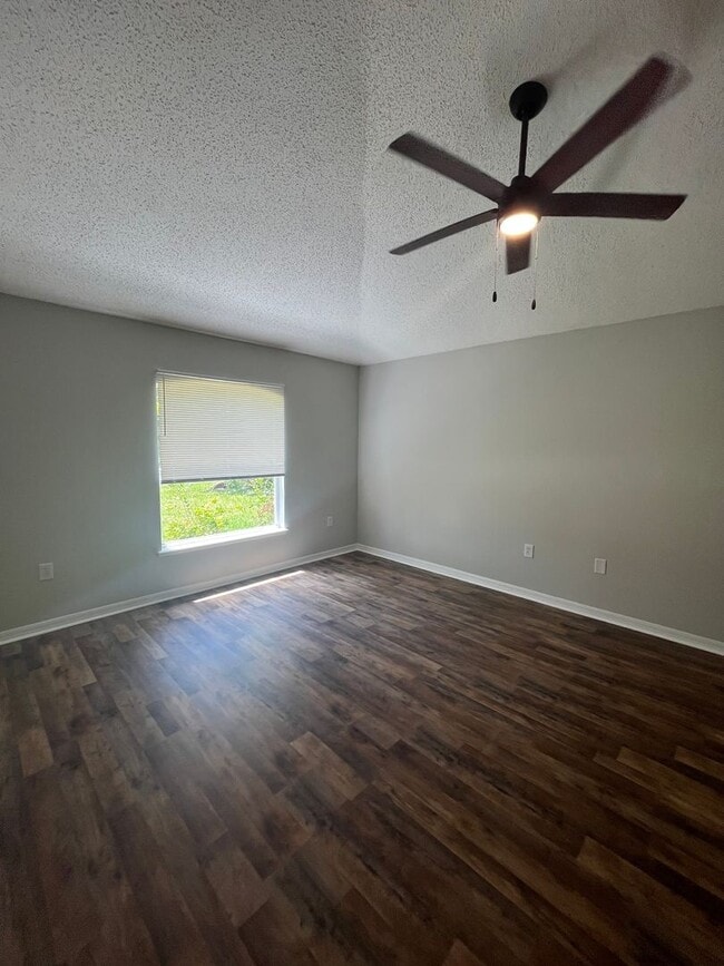 Building Photo - Spacious 4 Bedroom Home in Pine Grove!