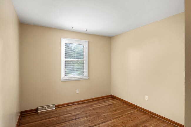 Building Photo - 102 Roosevelt Rd