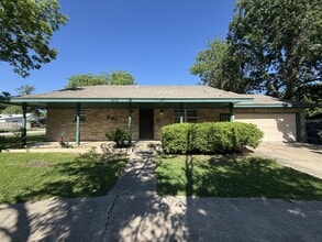 Building Photo - 901 N Oak Ave