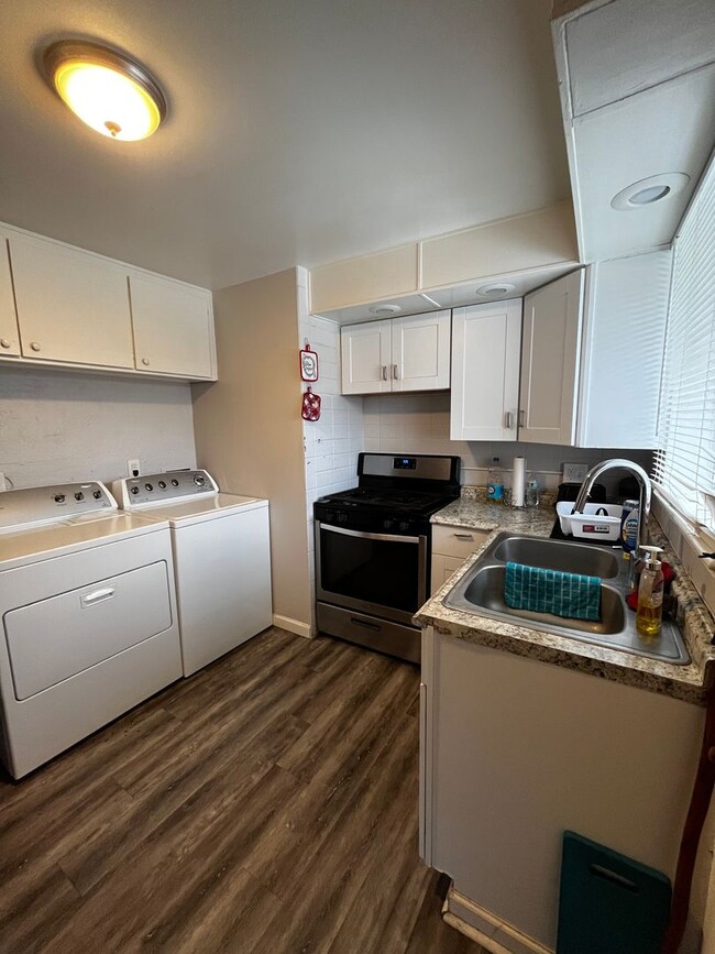 Building Photo - Carr4785