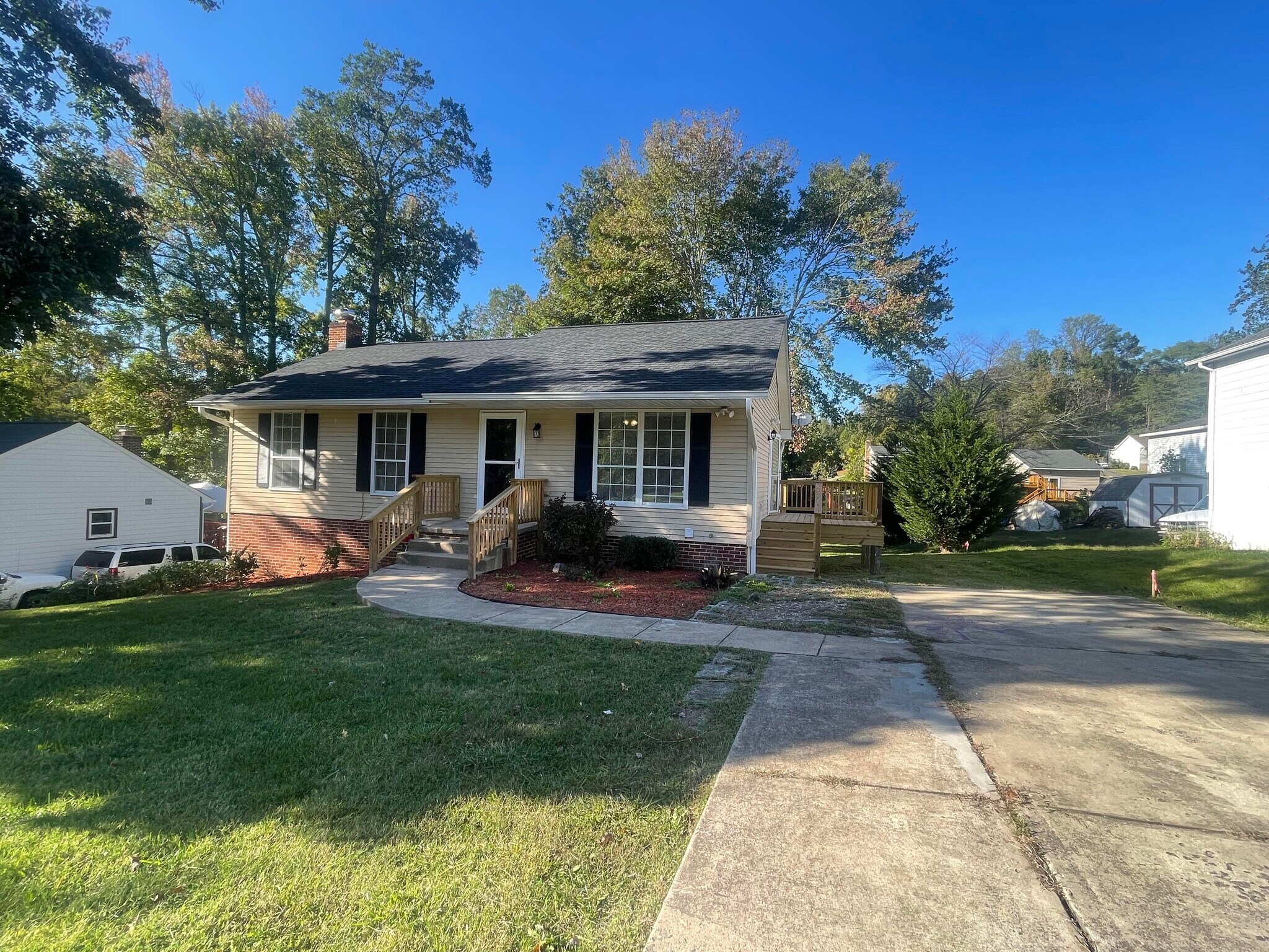 Building Photo - 221 Fallsway Ln