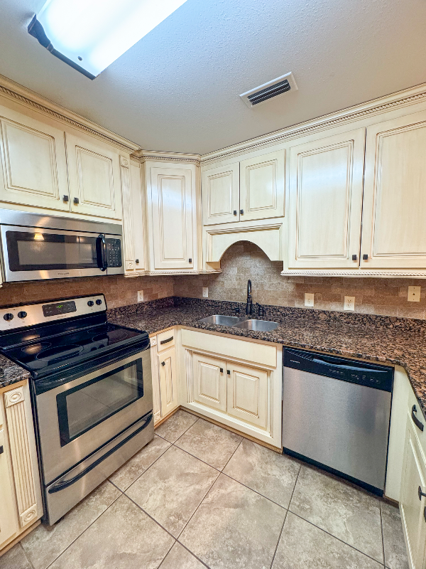 Building Photo - 104 Sagewood Ln