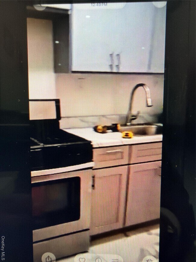 Building Photo - 605 Hegeman Ave