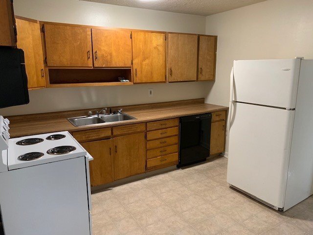 Building Photo - Unique 4 bedroom home available NOW