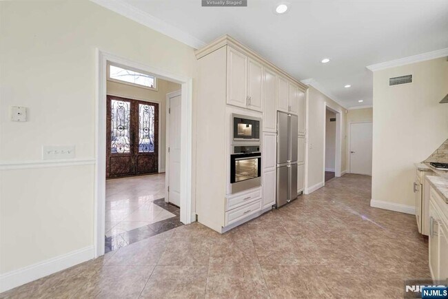 Building Photo - 831 Pascack Rd