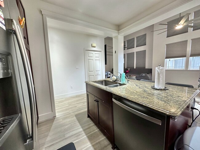 Building Photo - Modern & Custom 3 Bedroom / 2.5 Bathroom H...