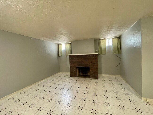 Building Photo - 4 Bedroom - PRE-LEASE FOR JUNE