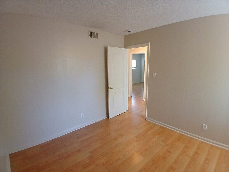 Building Photo - 9952 Vanguard Dr