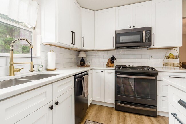 Building Photo - 9550 Mission Dr