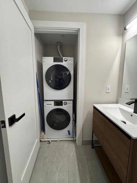 Building Photo - 919 12th St NE