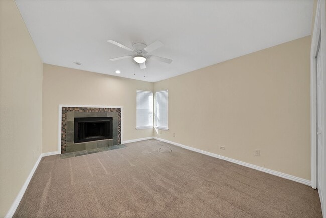 Building Photo - 2303 Park Hill Dr