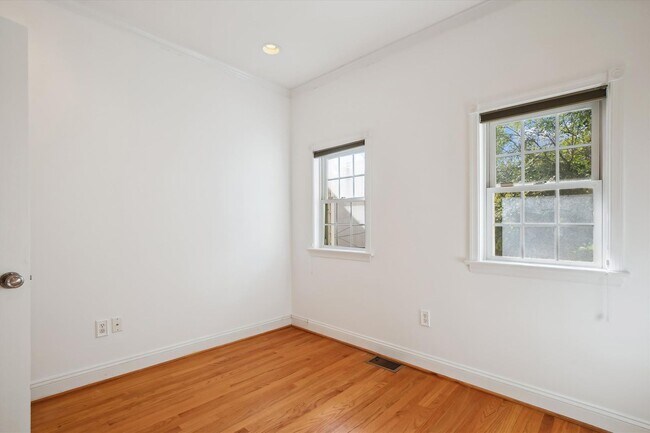 Building Photo - Spiffy 3 Bedroom, 2 Full Bathroom Rowhome just steps from Lincoln Park!!