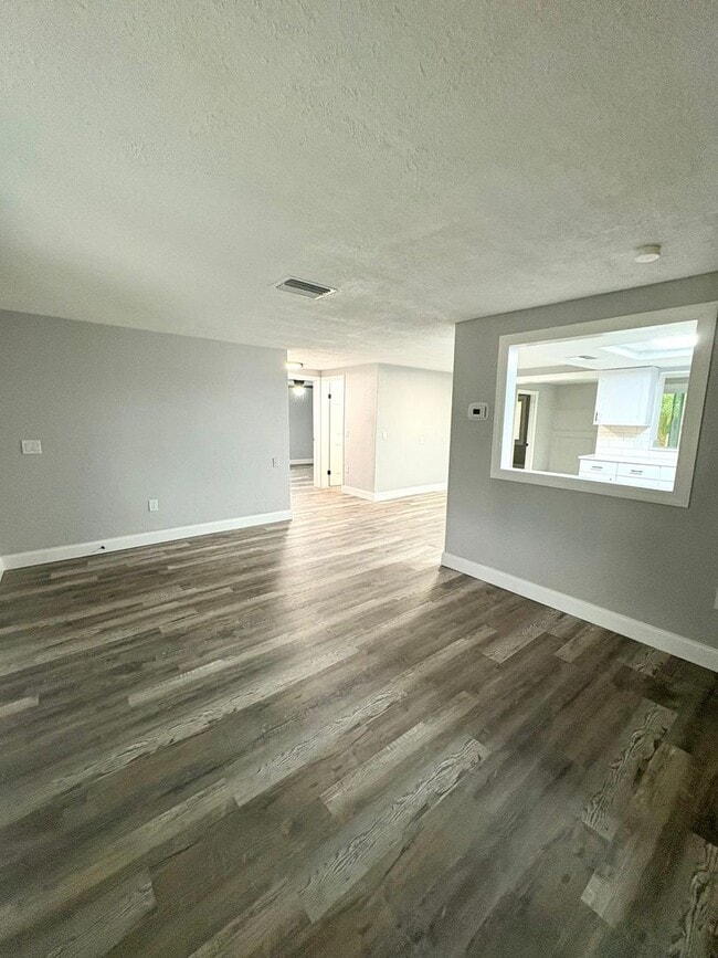 Building Photo - Fully Remodeled 3bed/2bath  Home with Bonus Room & Modern Upgrades