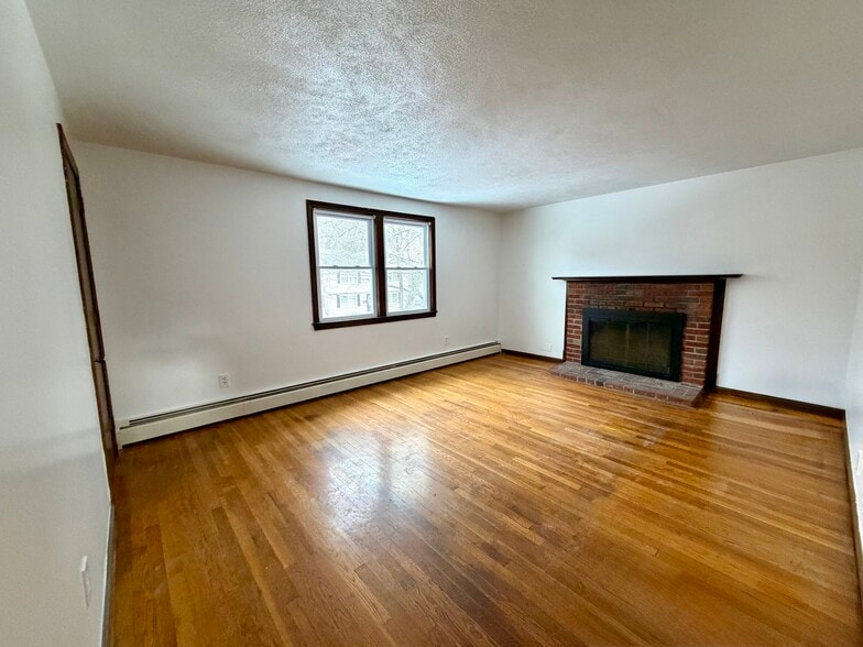 Building Photo - 87 Hollis St