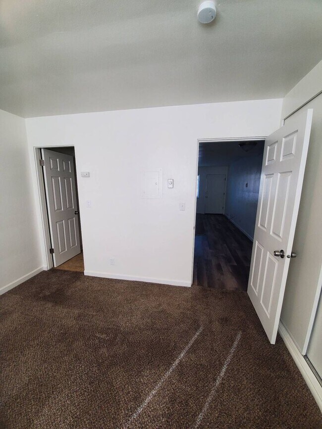 Building Photo - 1 Bedroom Apartment-August rent FREE!