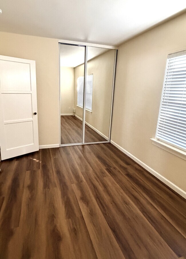 Building Photo - 21 59th Pl