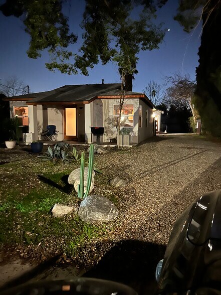 Building Photo - 261 N Oak Ave