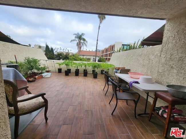 Building Photo - 601 S Van Ness Ave