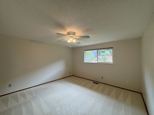 Building Photo - Stunning Three Bedroom With Amazing Views!