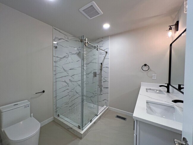 Building Photo - Freshly Remodeled 5BR Home in Prime Bellevue Enatai