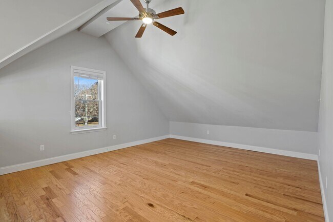 Building Photo - 303 Islington St