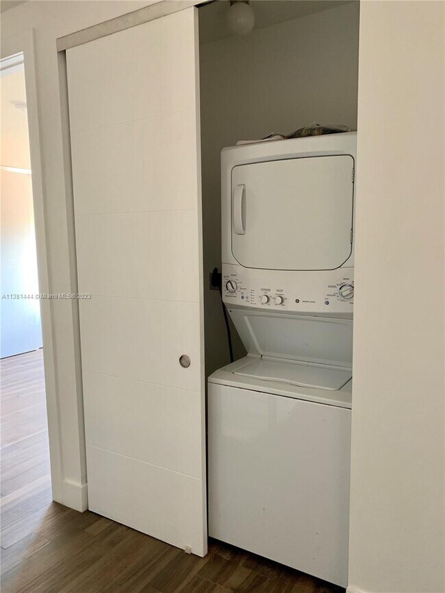 Building Photo - 2852 SW 32nd Ct