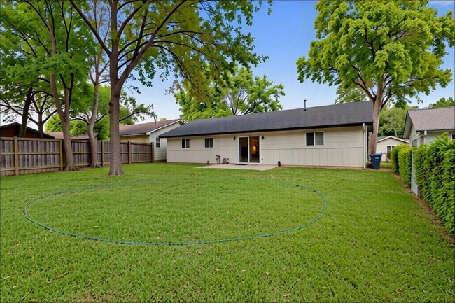 Building Photo - 907 Chiswick Dr