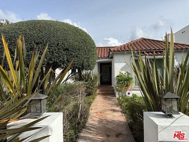 Building Photo - 128 S Swall Dr