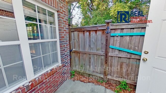 Building Photo - Charming Townhome with Split Floorplan