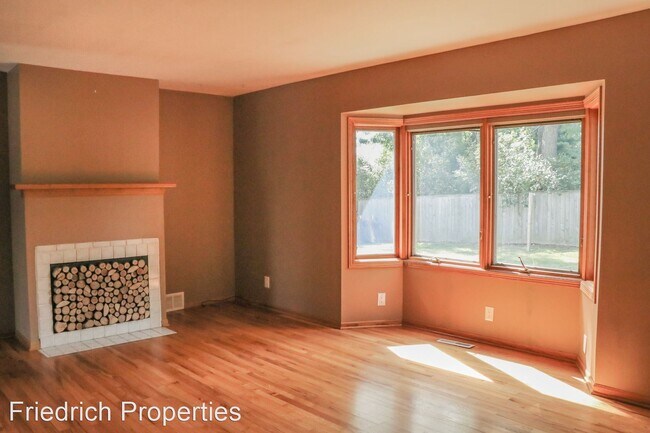 Building Photo - 4 br, 2 bath House - 3310 Tripp St.