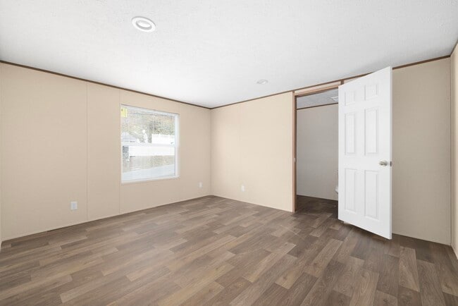 Building Photo - 100 Burrow Ln