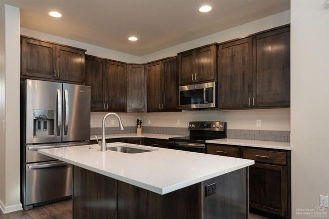 Building Photo - Well maintained home in SE Bend with AC!