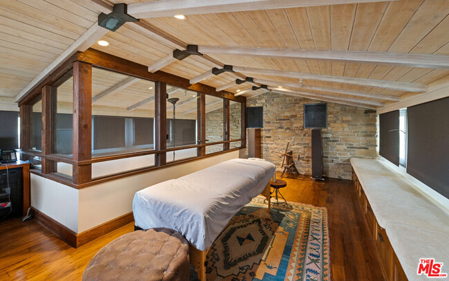 Building Photo - 964 Palisades Beach Rd