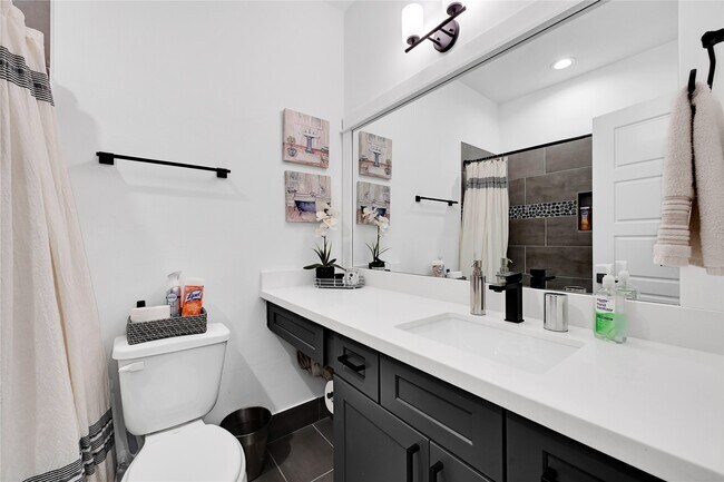 Building Photo - 2056 Johanna Dr