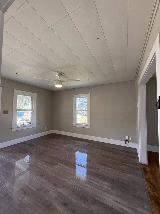 Building Photo - 442 Schaum Ave