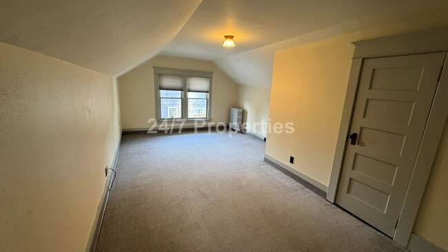 Building Photo - Unique Large 3BD I 2BA Home - Near Gabriel Park!