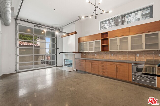 Building Photo - 1152 N La Cienega Blvd