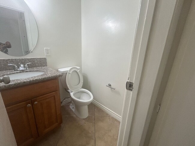 Building Photo - Spacious 2bed 1.5bath Apartment near Beach Blvd & Talbert Ave