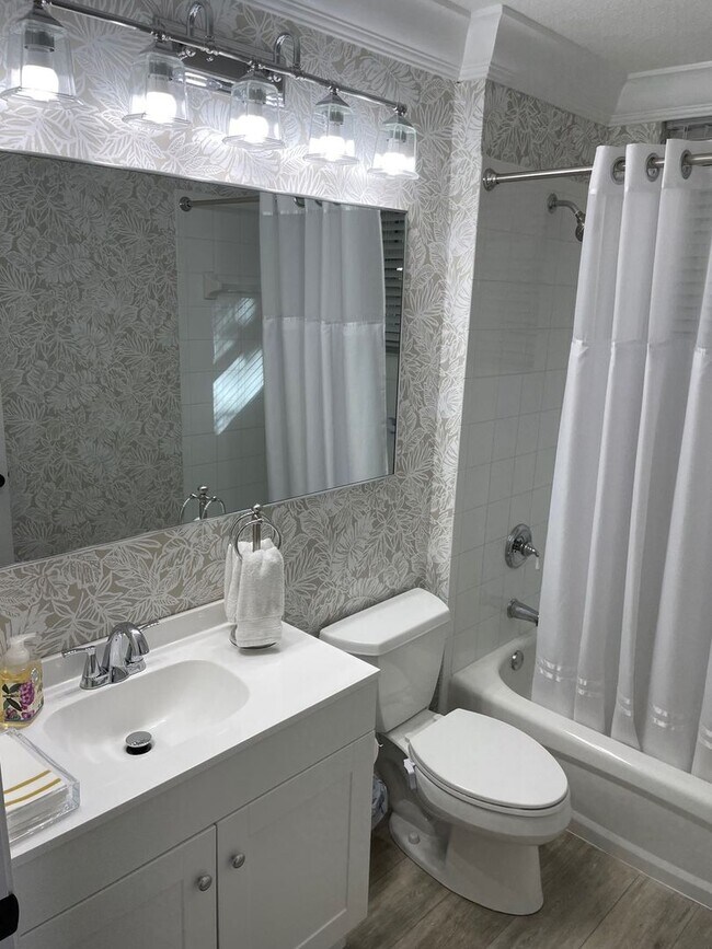 Building Photo - Mediterranean Style Vacation House Minutes from Beaches!