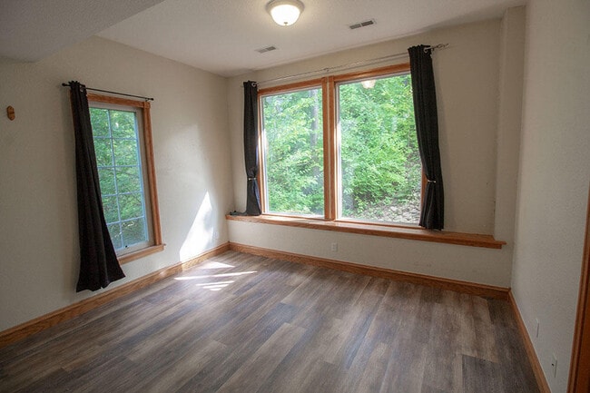 Building Photo - 1420 Bradford Dr