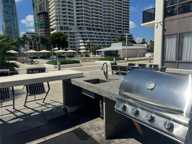 Building Photo - 600 NE 36th St