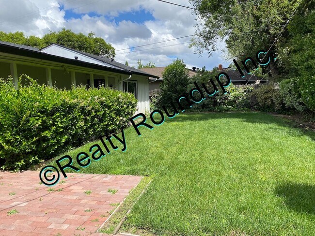 Building Photo - Beautiful Lincoln Village Home