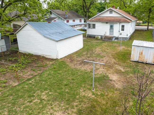 Building Photo - Freshly Updated 2 Bedroom House