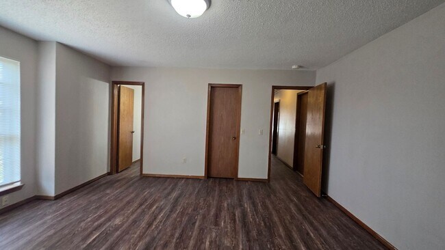 Building Photo - Wonderful 2 Bedroom Duplex in Bethany!  $1250 Per Month!