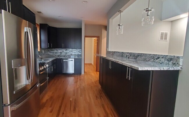 Building Photo - 2554 W Walton St